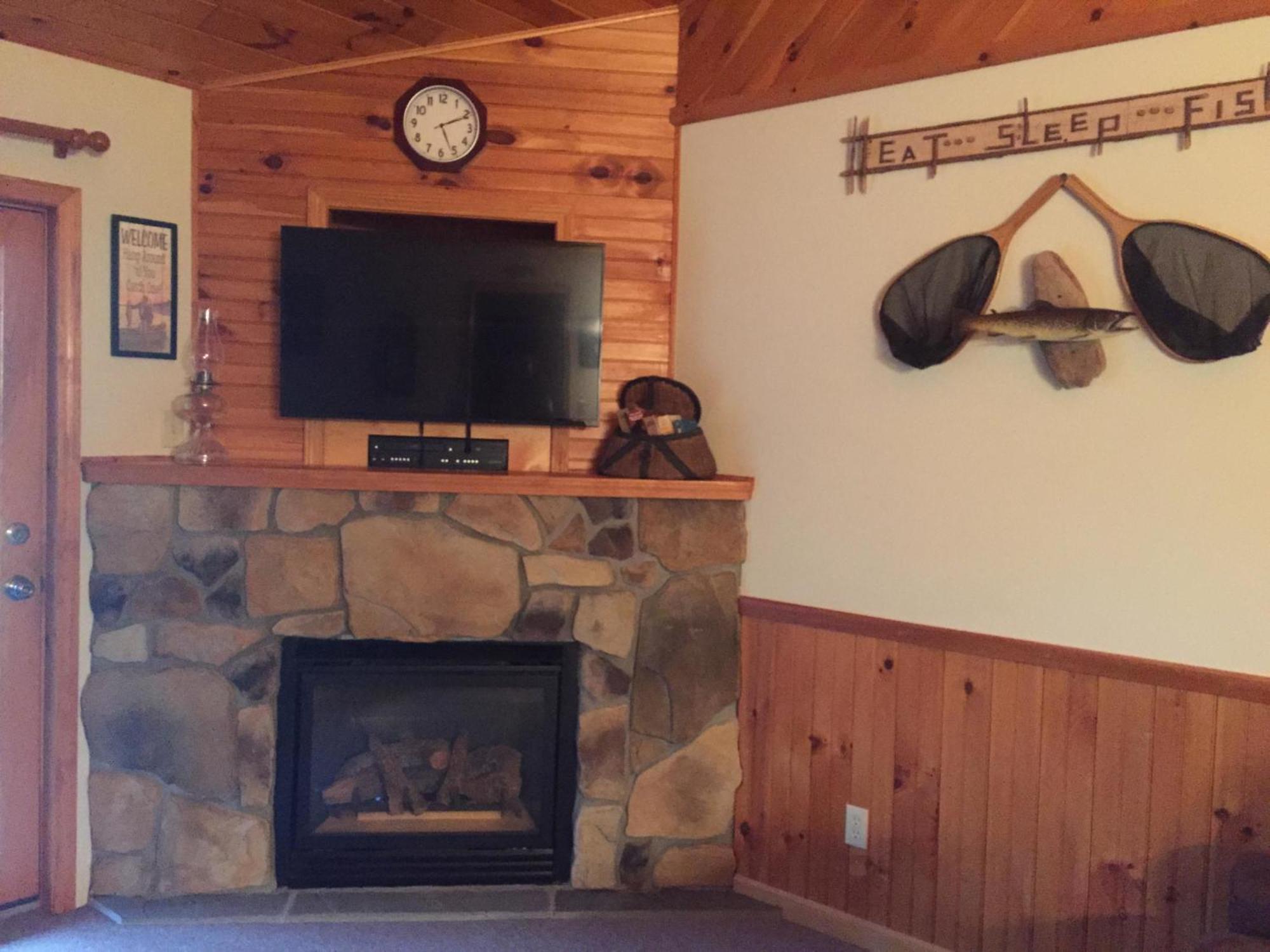 Rough Cut Lodge Gaines 객실 사진